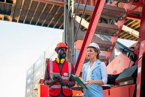 capataz verificando contêineres no terminal, em empresa de logística de negócios de importação e exportação. foto