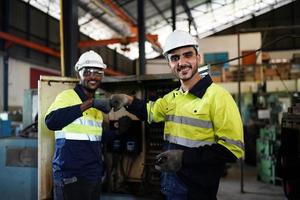 qualidade de habilidades do trabalhador de engenheiro de homens profissionais, manutenção, operário de fábrica da indústria de treinamento, oficina de armazém para operadores de fábrica, produção de equipe de engenharia mecânica. foto