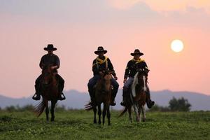 ilhuette cowboy a cavalo contra um belo pôr do sol, cowboy e cavalo na primeira luz, montanha, rio e estilo de vida com fundo de luz natural foto