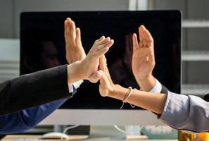 jovens empresários juntando as mãos. pilha de mãos. unidade, conceito de trabalho em equipe foto