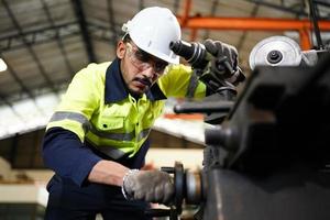 qualidade de habilidades do trabalhador de engenheiro de homens profissionais, manutenção, operário de fábrica da indústria de treinamento, oficina de armazém para operadores de fábrica, produção de equipe de engenharia mecânica. foto