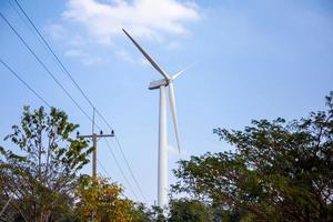 o funcionamento da turbina eólica, céu azul, conceito de energia foto