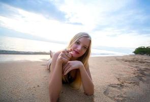 a bela mulher encontra-se na costa do mar com mulher de férias de natureza foto