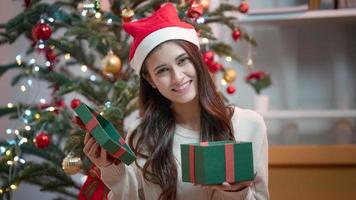 jovem mulher atraente comemorar feriados no feriado de natal em casa.