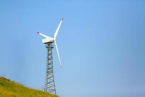 o funcionamento da turbina eólica, céu azul, conceito de energia foto