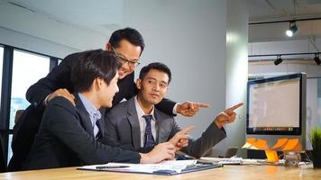 grupo de empresários colaborando no escritório ou empresários multiétnicos em reunião. foto