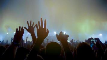 festival de música de concerto e comemorar. concerto de rock de pessoas de festa. multidão feliz e alegre e aplaudindo ou batendo palmas. foto