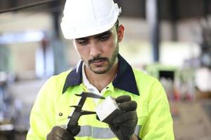 o capataz ou o trabalhador trabalham no local da fábrica verificam a máquina ou os produtos no local. engenheiro ou técnico verificando material ou máquina na planta. industriais e fabris. foto