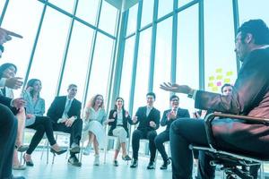 grupo de empresários colaborando no escritório ou empresários multiétnicos em reunião. foto