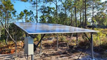 painel solar contra o fundo do sol. fotovoltaica, fonte de eletricidade alternativa. ideia para recursos sustentáveis foto