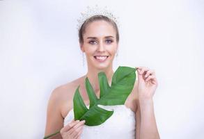 retrato de uma jovem sorridente sobre fundo cinza branco foto