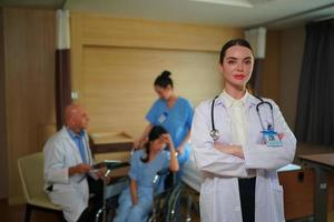 equipe de enfermeira e médico pronta para o dia de trabalho foto