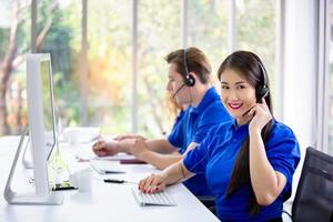 conceito de equipe de serviço. venda de operadora ou contact center no escritório, call center de pessoas de informação, escritório de suporte de vendas de equipe profissional de qualidade. empresa representante do ambiente de trabalho. foto