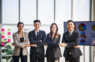 equipe de negócios jovem start-up trabalhando na sala de reuniões. foto