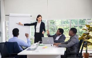 grupo de empresários discutindo e dando ideias foto