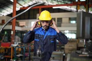 qualidade de habilidades do trabalhador de engenheiro de homens profissionais, manutenção, operário de fábrica da indústria de treinamento, oficina de armazém para operadores de fábrica, produção de equipe de engenharia mecânica. foto