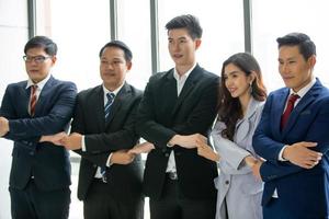 equipe de negócios jovem start-up trabalhando na sala de reuniões foto