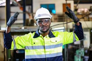 qualidade de habilidades do trabalhador de engenheiro de homens profissionais, manutenção, operário de fábrica da indústria de treinamento, oficina de armazém para operadores de fábrica, produção de equipe de engenharia mecânica. foto