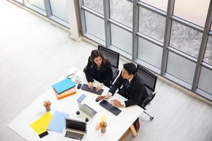 equipe de negócios jovem start-up trabalhando na sala de reuniões. foto