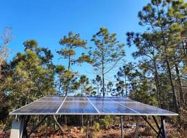 painel solar contra o fundo do sol. fotovoltaica, fonte de eletricidade alternativa. ideia para recursos sustentáveis foto