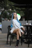 retrato de jovem com cabelo azul, adolescente em pé na rua como vida urbana. foto