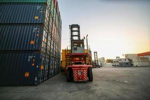 contêiner de carga porto navio estaleiro armazenamento manuseio da indústria de transporte logístico. linha de empilhamento de contêineres de armazém de distribuição de exportação de importação de frete. transporte logística transporte industrial foto