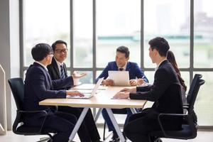 grupo de empresários colaborando no escritório ou empresários multiétnicos em reunião. foto