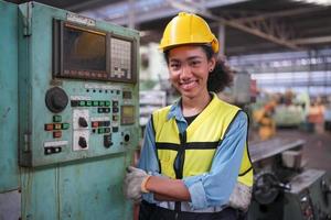 engenheiras de manutenção femininas estão trabalhando em frente ao reparo automatizado de máquinas cnc em uma lista de verificação de manutenção na linha de produção. foto