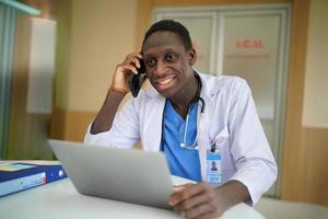 equipe de enfermeira e médico pronta para o dia de trabalho foto