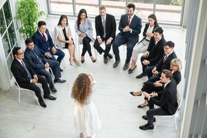 grupo de empresários colaborando no escritório ou empresários multiétnicos em reunião. foto