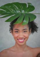 retrato de mulher afro-americana satisfeita calma com penteado encaracolado espesso, foto