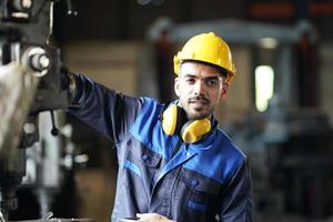 qualidade de habilidades do trabalhador de engenheiro de homens profissionais, manutenção, operário de fábrica da indústria de treinamento, oficina de armazém para operadores de fábrica, produção de equipe de engenharia mecânica. foto