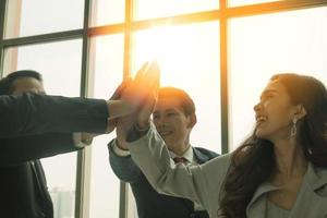 jovens empresários juntando as mãos. pilha de mãos. unidade, conceito de trabalho em equipe foto