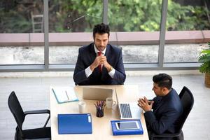 reunião de pessoas de negócios no escritório foto