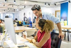 jovens empresários trabalhando juntos em um novo projeto. colegas de coworking. conceito de inicialização. foto