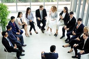 pessoas de negócios reunião conceito corporativo de discussão de conferência no escritório. equipe de empresários ocupados diversos multiétnicos da nova era no conceito de seminário. foto