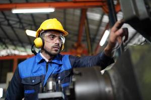 qualidade de habilidades do trabalhador de engenheiro de homens profissionais, manutenção, operário de fábrica da indústria de treinamento, oficina de armazém para operadores de fábrica, produção de equipe de engenharia mecânica. foto