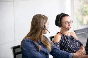 conceito de equipe de serviço. venda de operadora ou contact center no escritório, call center de pessoas de informação, escritório de suporte de vendas de equipe profissional de qualidade. empresa representante do ambiente de trabalho. foto