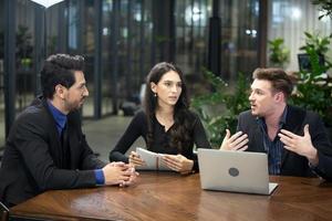 grupo de empresários colaborando no escritório ou empresários multiétnicos em reunião. foto