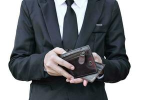 close-up do empresário conta a renda ou salário na carteira de couro. isolado no fundo branco com traçado de recorte. foto
