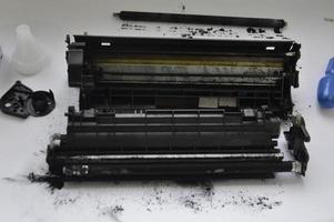 carregando o cartucho da impressora a laser com pó de toner foto