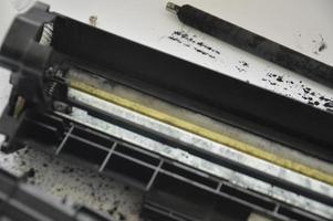 carregando o cartucho da impressora a laser com pó de toner foto