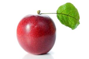 maçã vermelha com folhas verdes foto