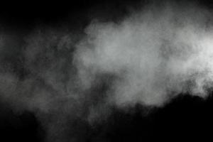movimento de nuvens.freeze de explosão de pó branco de partículas de poeira branca sobre fundo preto. foto