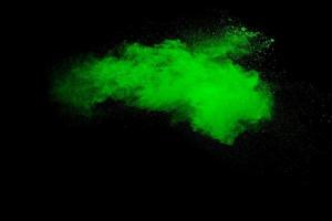 explosão de pó verde sobre fundo preto. foto