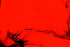 tinta acrílica preta abstrata na água no padrão de fractal colorido caótico background.fantasy vermelho. foto