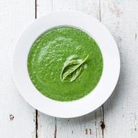 sopa de espinafre verde em uma tigela branca