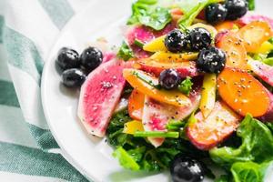 salada de verão com legumes e frutas