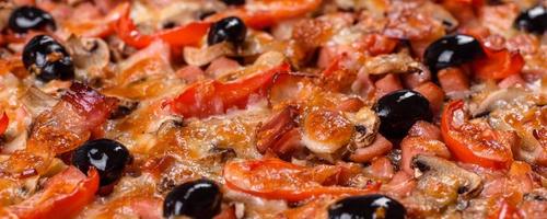 pizza de legumes caseira com adição de tomates, azeitonas e ervas foto