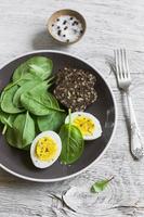 lanche saudável - espinafre e ovo frescos